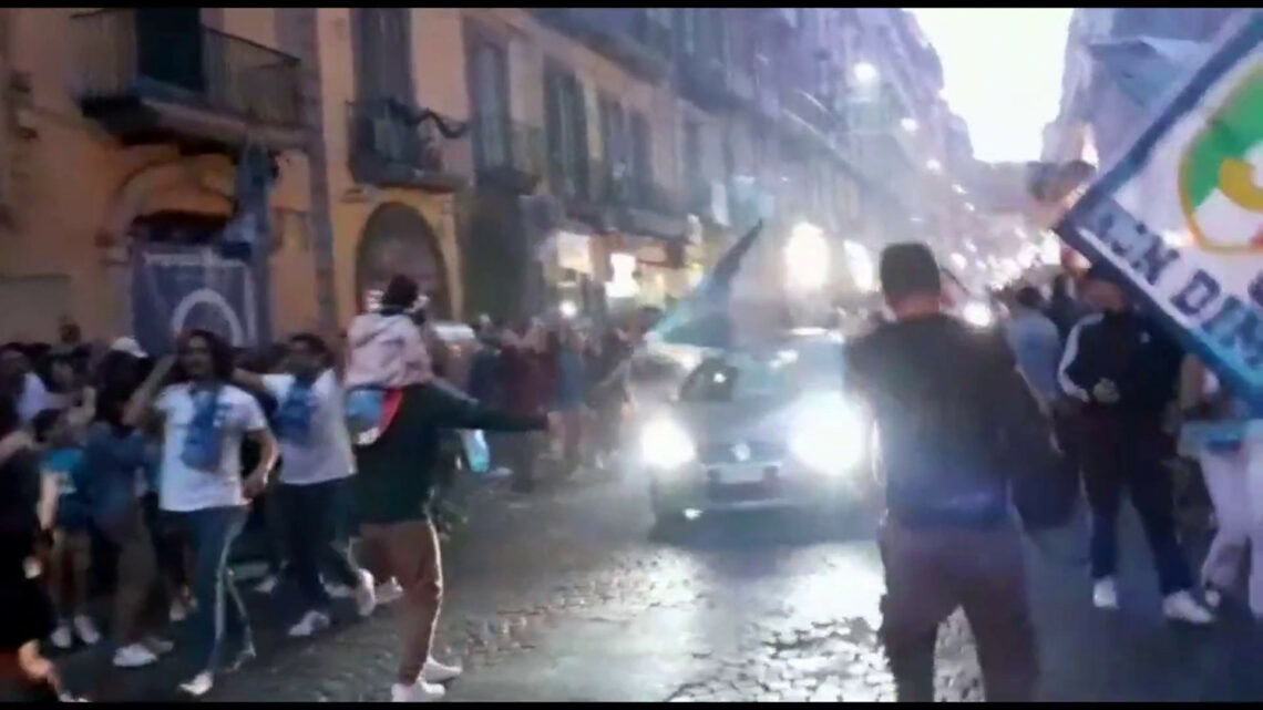 Festa scudetto a Napoli, sfilata di motorini e auto in città Festa scudetto a Napoli, sfilata di motorini e auto in città