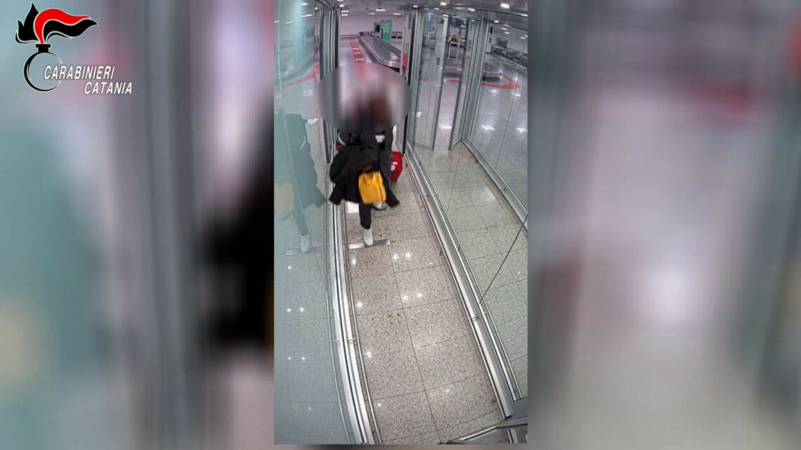 Ladro di bagagli scoperto e denunciato all’aeroporto di Catania Ladro di bagagli scoperto e denunciato all’aeroporto di Catania