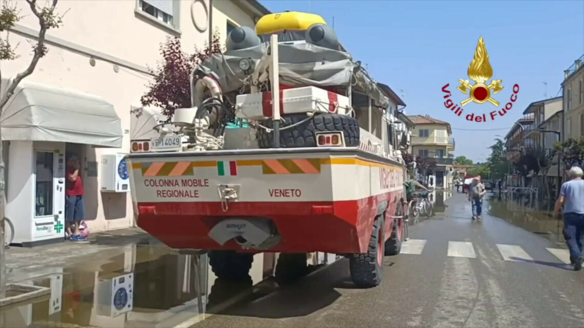 Maltempo in Emilia Romagna, il recupero dei beni dalle case allagate Maltempo in Emilia Romagna, il recupero dei beni dalle case allagate