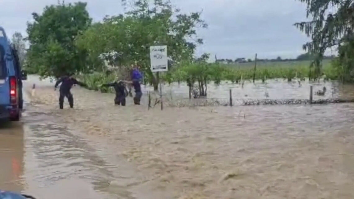 I salvataggi della polizia per l’alluvione in Emilia Romagna I salvataggi della polizia per l’alluvione in Emilia Romagna
