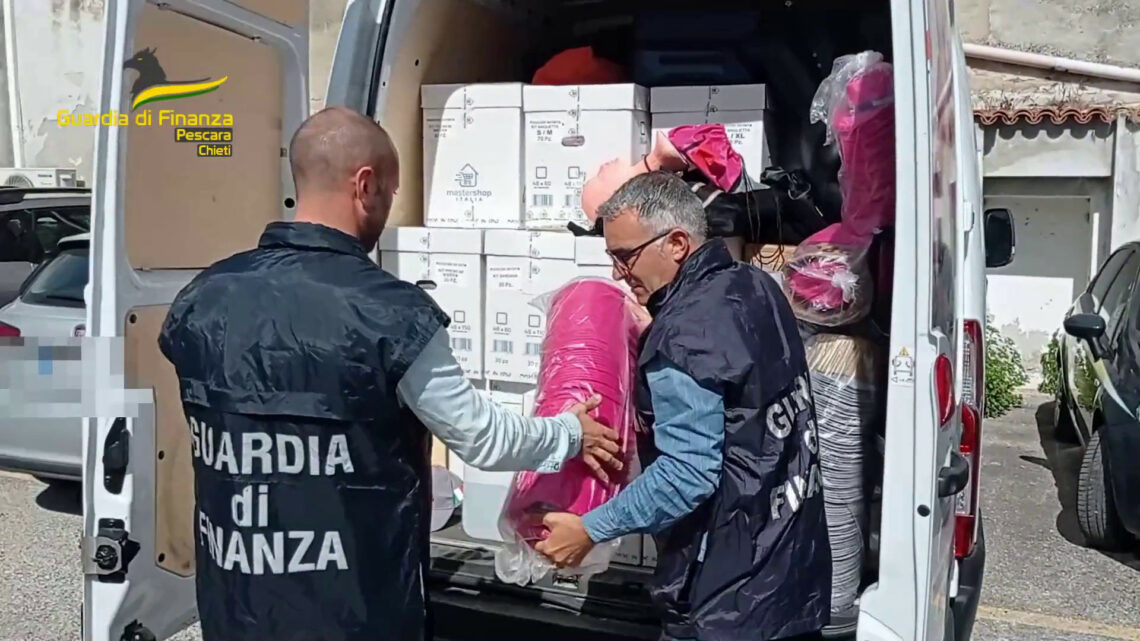 Pescara, sequestrati 54mila articoli non conformi al via del “Giro” Pescara, sequestrati 54mila articoli non conformi al via del “Giro”