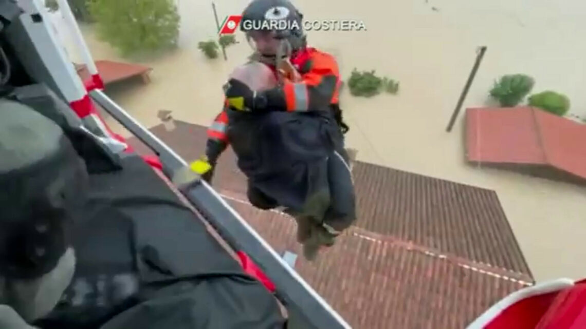 Maltempo Emilia Romagna, Guardia Costiera salva due anziani da tetto Maltempo Emilia Romagna, Guardia Costiera salva due anziani da tetto