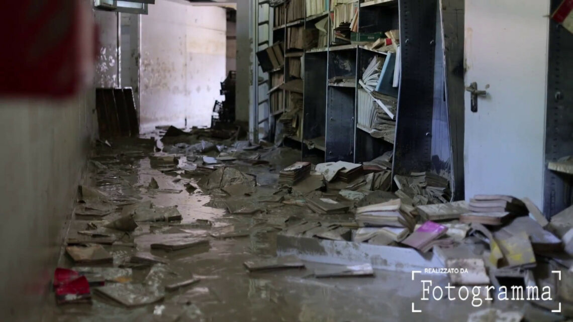 Alluvione, catena umana per salvare biblioteca del seminario di Forlì Alluvione, catena umana per salvare biblioteca del seminario di Forlì