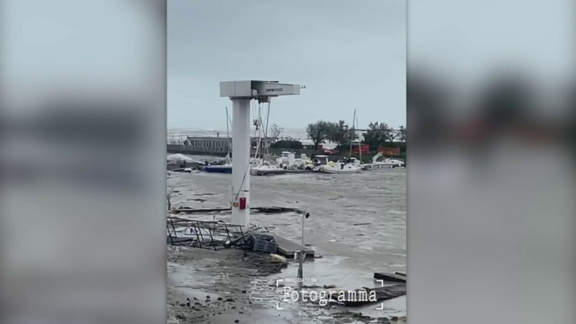 Riviera romagnola, decine di barche alla deriva. Le immagini Riviera romagnola, decine di barche alla deriva. Le immagini