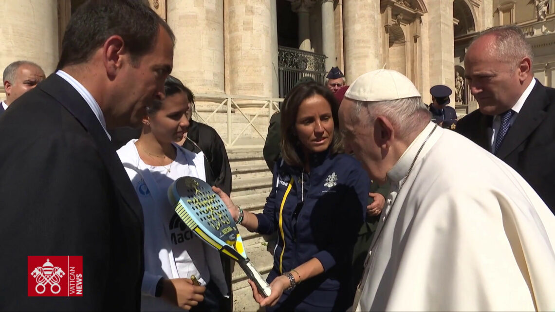 Asta benefica per racchetta da padel autografata dal Papa Asta benefica per racchetta da padel autografata dal Papa