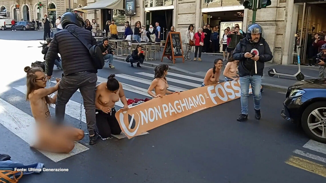 Roma, a seno nudo per l’ambiente. Protesta di Ultima Generazione Roma, a seno nudo per l’ambiente. Protesta di Ultima Generazione