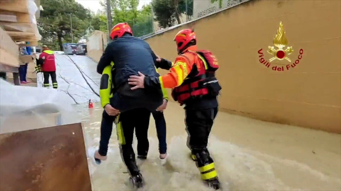 Operaio bloccato a Riccione per il maltempo, le immagini del soccorso Operaio bloccato a Riccione per il maltempo, le immagini del soccorso