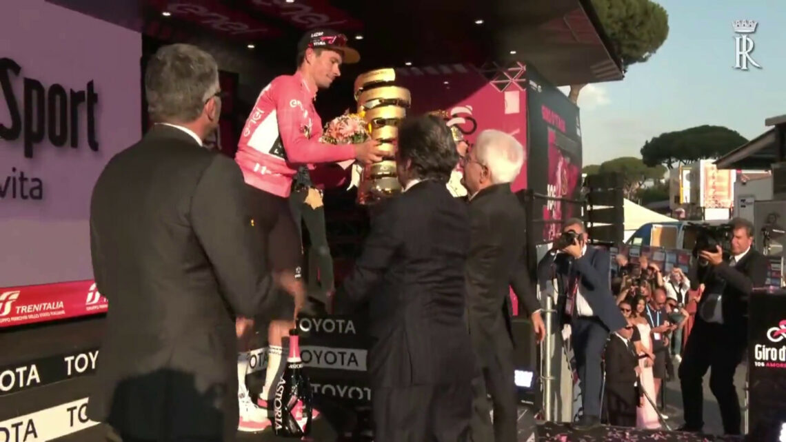 Giro d’Italia, il Presidente Mattarella consegna il Trofeo a Roglic Giro d’Italia, il Presidente Mattarella consegna il Trofeo a Roglic