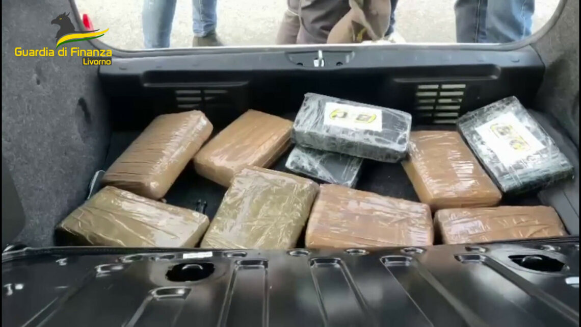 Prova a imbarcare auto a Livorno con 2 bambine e 11 kg di coca Prova a imbarcare auto a Livorno con 2 bambine e 11 kg di coca