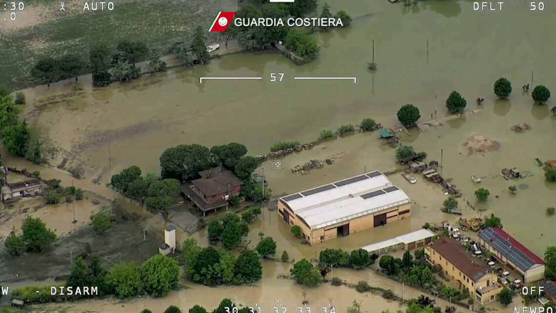 Alluvione Emilia Romagna, salvataggi ed evacuazioni in gommone Alluvione Emilia Romagna, salvataggi ed evacuazioni in gommone
