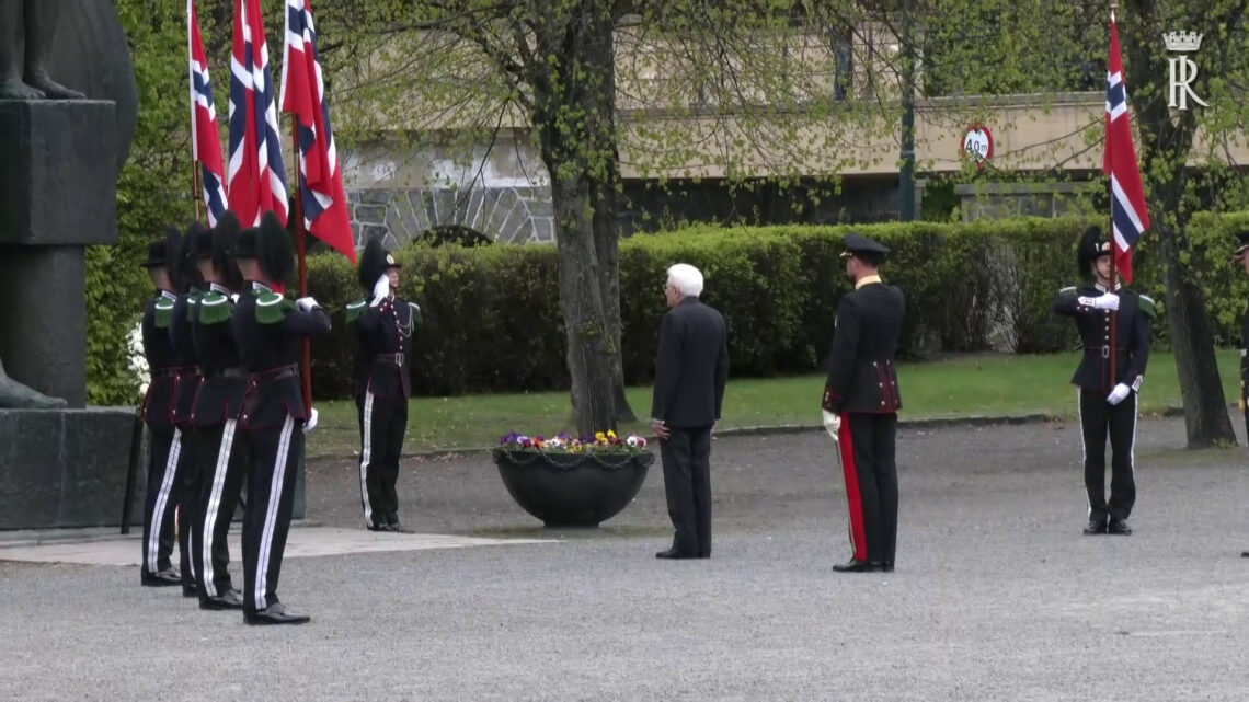 Oslo, Mattarella depone una corona di fiori alla Fortezza Akershus Oslo, Mattarella depone una corona di fiori alla Fortezza Akershus