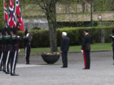 Oslo, Mattarella depone una corona di fiori alla Fortezza Akershus