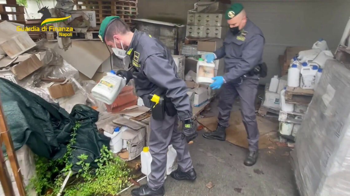 Sequestrate nel Napoletano 30 tonnellate di prodotti fitosanitari Sequestrate nel Napoletano 30 tonnellate di prodotti fitosanitari