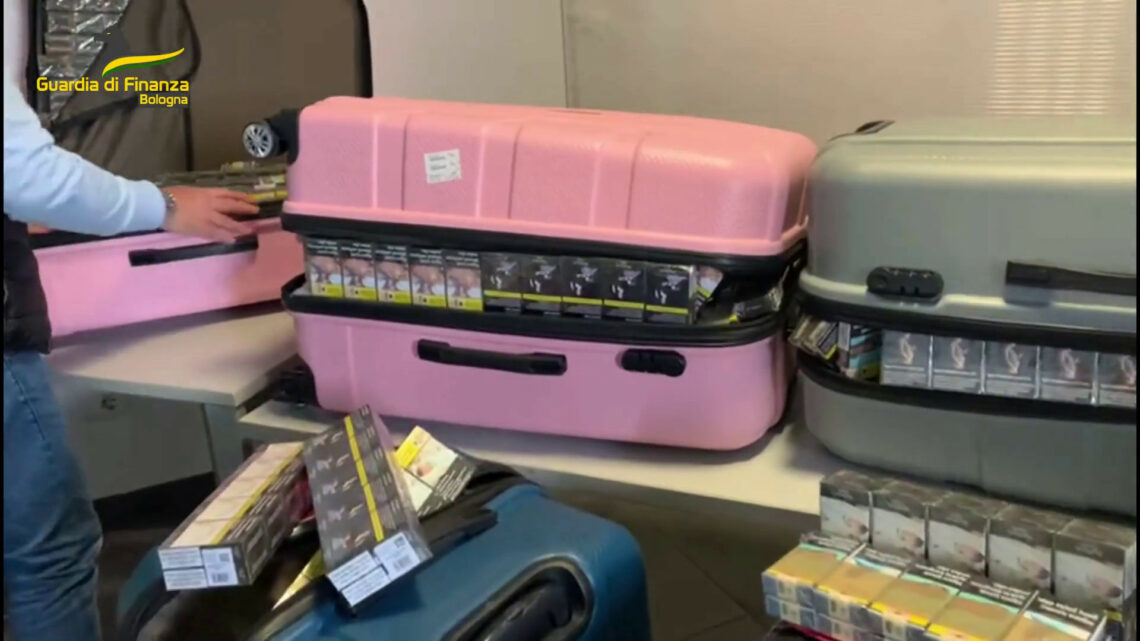 In aeroporto con 140 chili di sigarette, 4 denunciati a Bologna In aeroporto con 140 chili di sigarette, 4 denunciati a Bologna