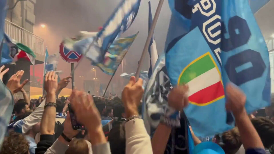 Notte insonne a Napoli, città in festa per lo scudetto Notte insonne a Napoli, città in festa per lo scudetto