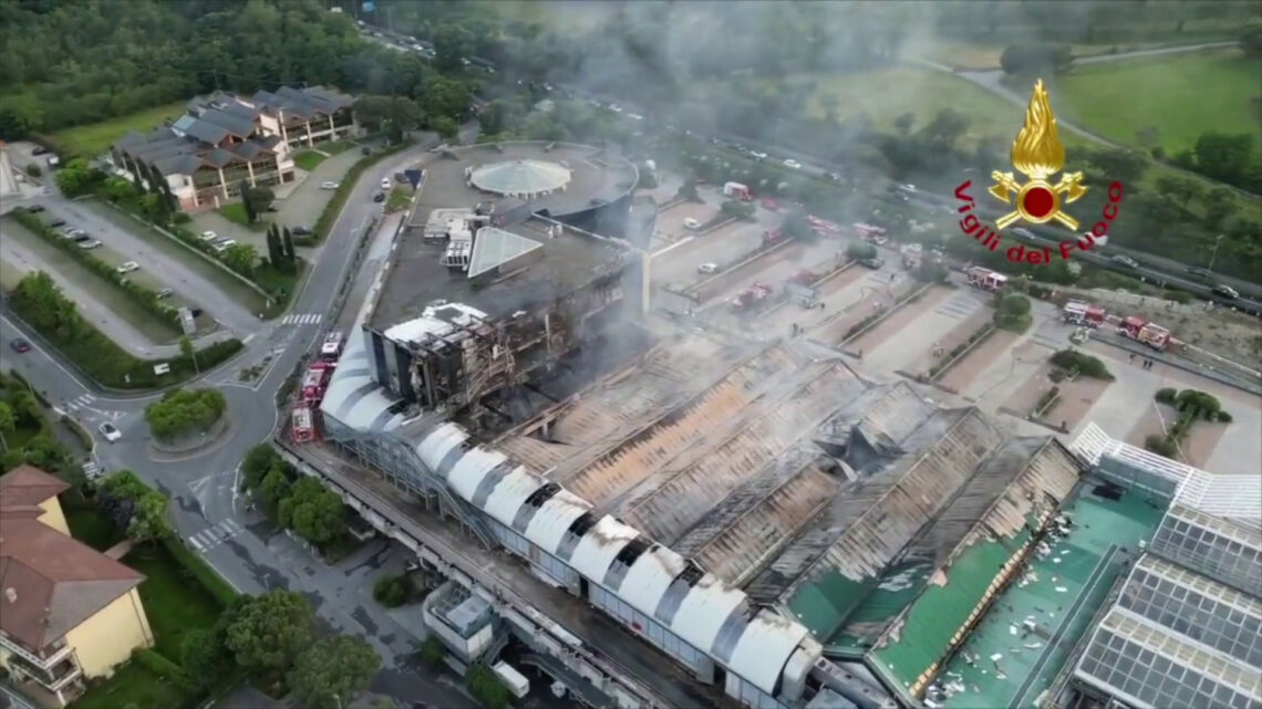 Desenzano del Garda, incendio in centro commerciale. Al via bonifica Desenzano del Garda, incendio in centro commerciale. Al via bonifica