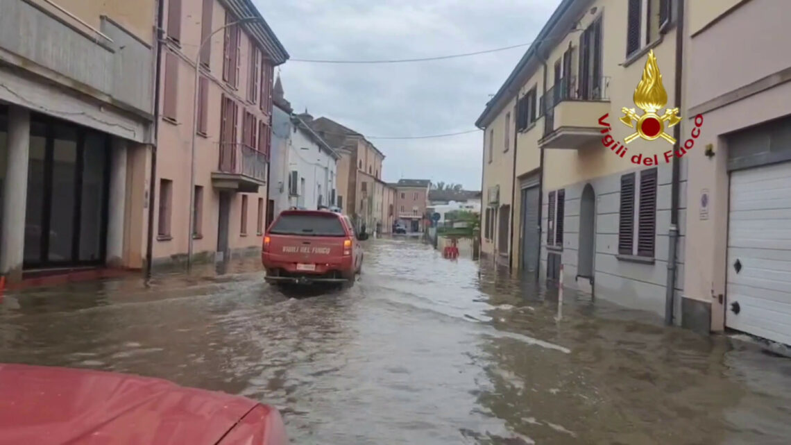 Maltempo, proseguono le operazioni di soccorso dei Vigili del fuoco Maltempo, proseguono le operazioni di soccorso dei Vigili del fuoco