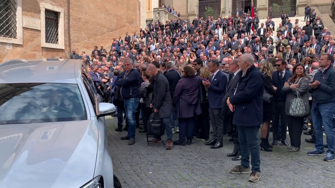A Roma l’ultimo saluto al senatore di Fdi Andrea Augello A Roma l’ultimo saluto al senatore di Fdi Andrea Augello