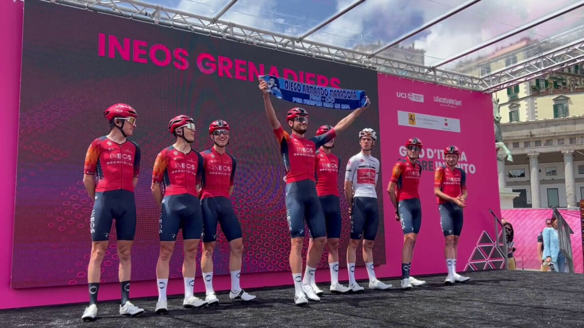 Giro d’Italia, Ganna sul palco con la sciarpa del Napoli Giro d’Italia, Ganna sul palco con la sciarpa del Napoli