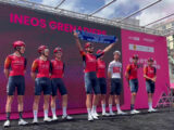 Giro d’Italia, Ganna sul palco con la sciarpa del Napoli