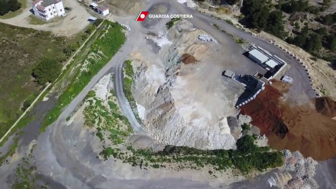 Smaltivano rifiuti pericolosi in provincia di Taranto, le immagini Smaltivano rifiuti pericolosi in provincia di Taranto, le immagini
