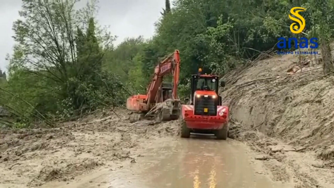 Alluvione in Emilia-Romagna, strade sommerse dal fango Alluvione in Emilia-Romagna, strade sommerse dal fango