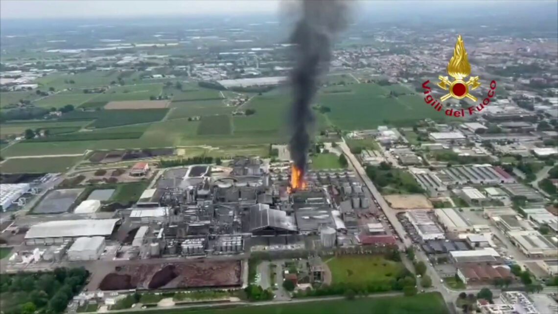 Distilleria in fiamme a Faenza, le immagini Distilleria in fiamme a Faenza, le immagini