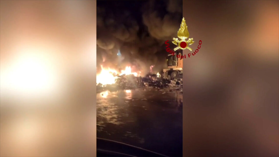Pesaro, spento incendio in ditta di smaltimento di rifiuti elettronici Pesaro, spento incendio in ditta di smaltimento di rifiuti elettronici