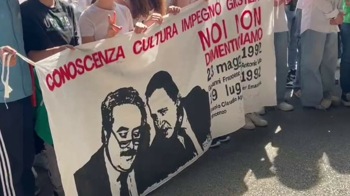I bambini di Palermo ricordano Giovanni Falcone e Paolo Borsellino I bambini di Palermo ricordano Giovanni Falcone e Paolo Borsellino