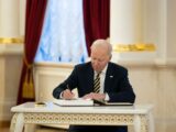 Biden firma accordo ed evita il default