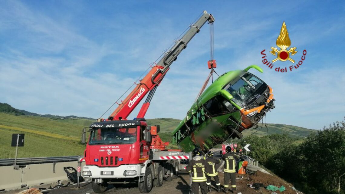 Incidenti stradali, pullman si ribalta sulla A16, un morto e 14 feriti Incidenti stradali, pullman si ribalta sulla A16, un morto e 14 feriti