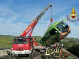 Incidenti stradali, pullman si ribalta sulla A16, un morto e 14 feriti