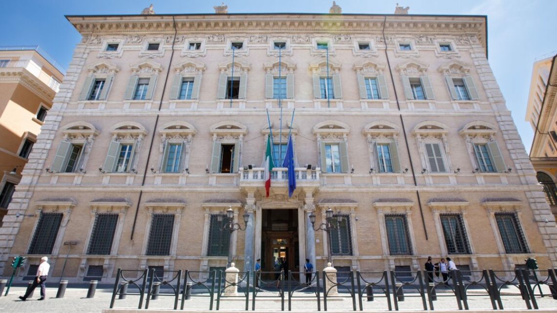 Bandiere a mezz’asta in Senato per Berlusconi Bandiere a mezz’asta in Senato per Berlusconi