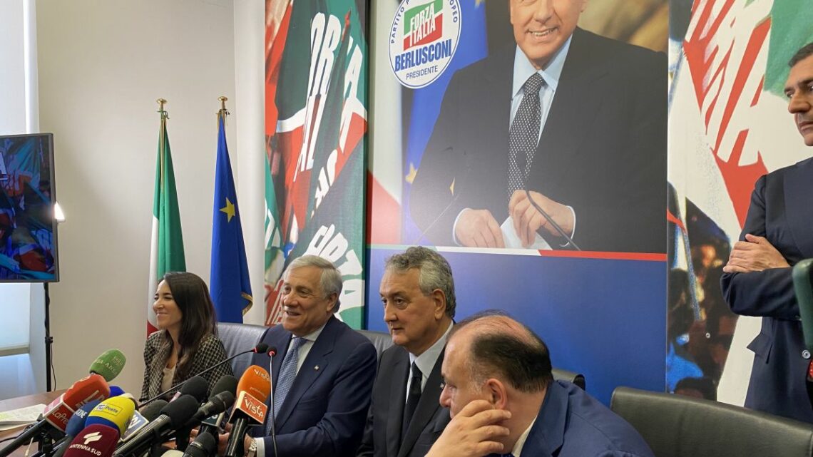Tajani “Berlusconi è un leader che non scompare” Tajani “Berlusconi è un leader che non scompare”