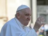 Il Papa chiede agli artisti di non dimenticare i poveri