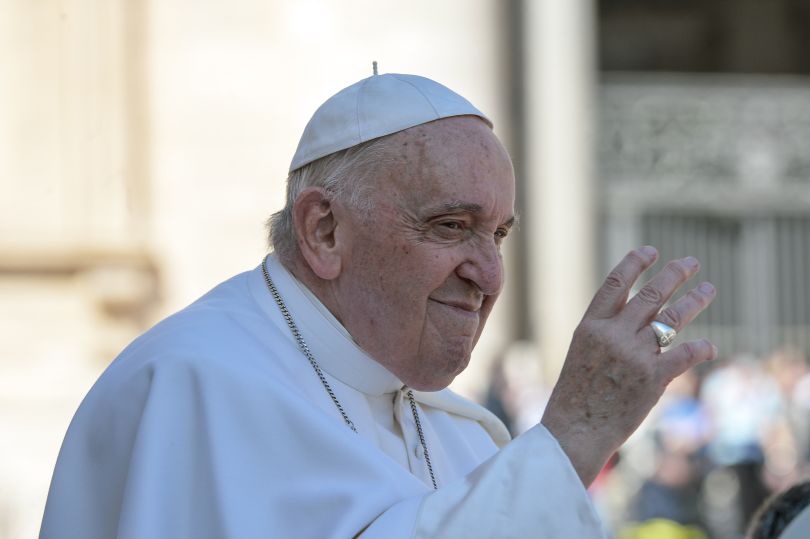 Il Papa chiede agli artisti di non dimenticare i poveri Il Papa chiede agli artisti di non dimenticare i poveri