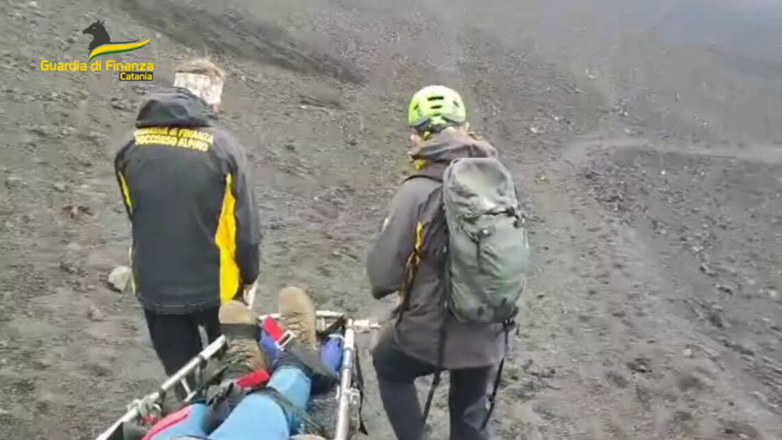 Escursionista ferita sull’Etna, le immagini dei soccorsi Escursionista ferita sull’Etna, le immagini dei soccorsi