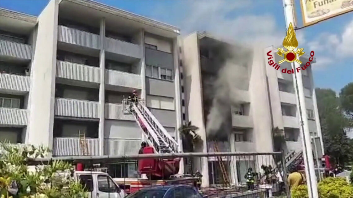 Incendio in un appartamento a Udine, evacuate quattro persone Incendio in un appartamento a Udine, evacuate quattro persone