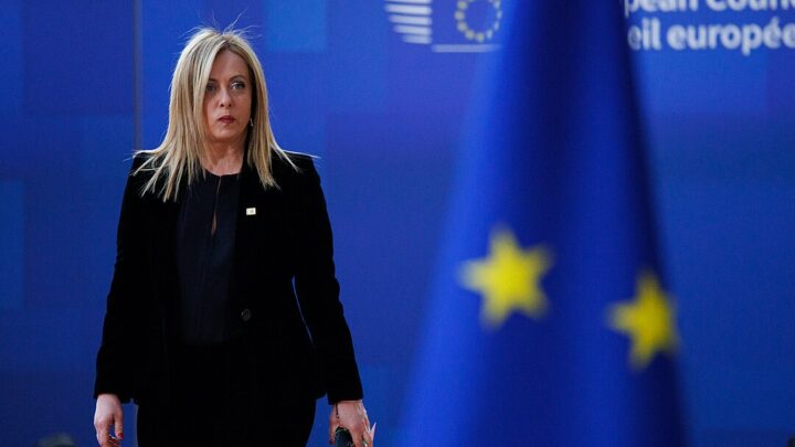 Giorgia Meloni vola a Tunisi in missione per contrastare i flussi migratori
