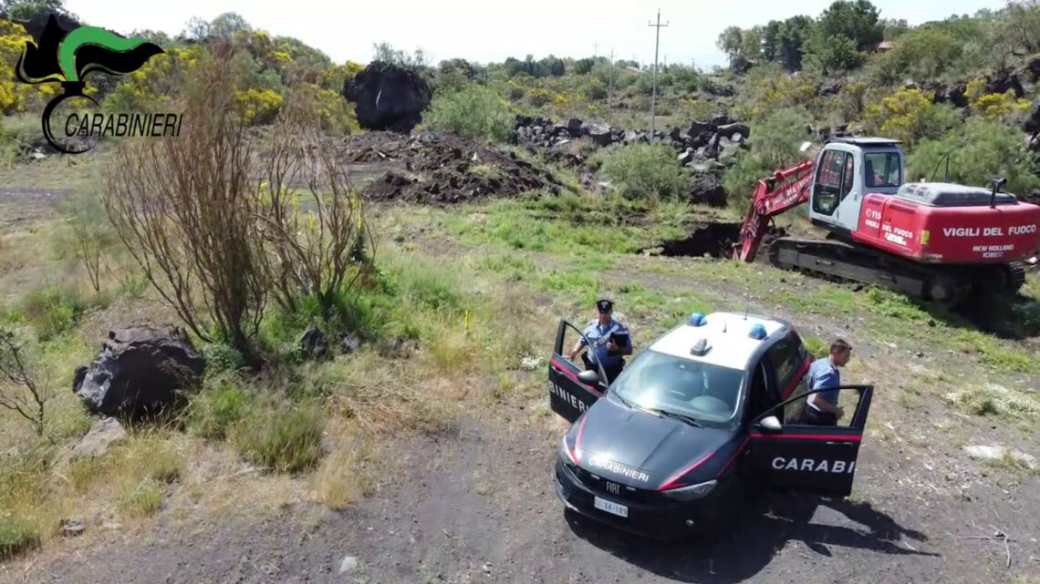 Interravano e bruciavano rifiuti, sequestrata discarica nel Catanese Interravano e bruciavano rifiuti, sequestrata discarica nel Catanese