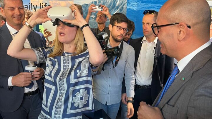 Metaverso, Metsola con i giovani tour virtuale nella sala Plenaria dell’Europarlamento