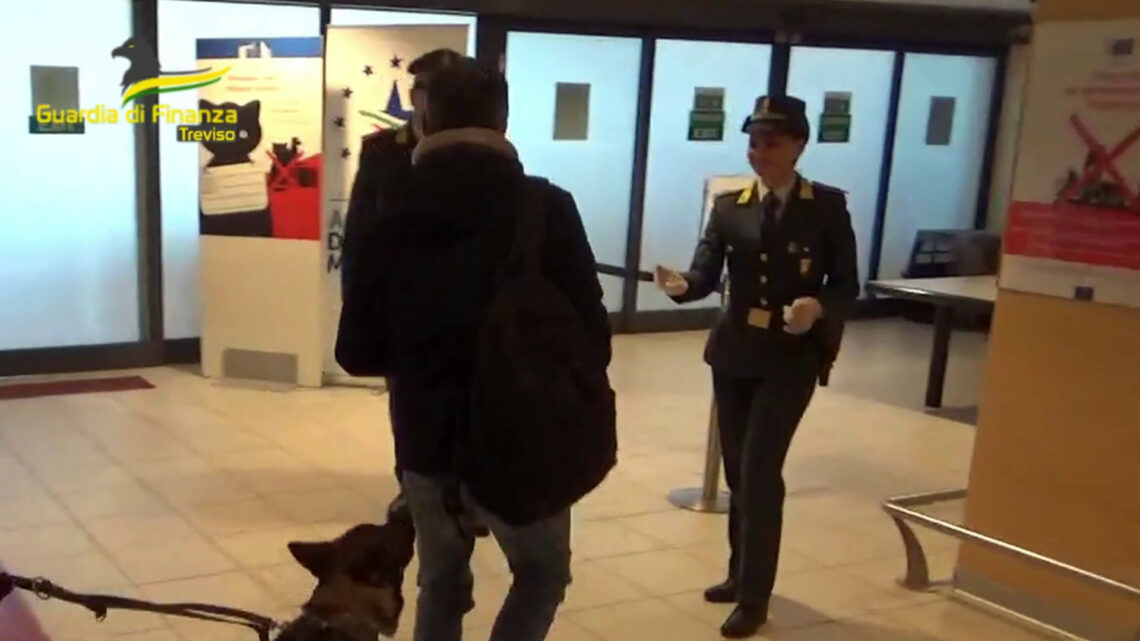 Entravano in Italia con documenti falsi, arrestato un trafficante Entravano in Italia con documenti falsi, arrestato un trafficante