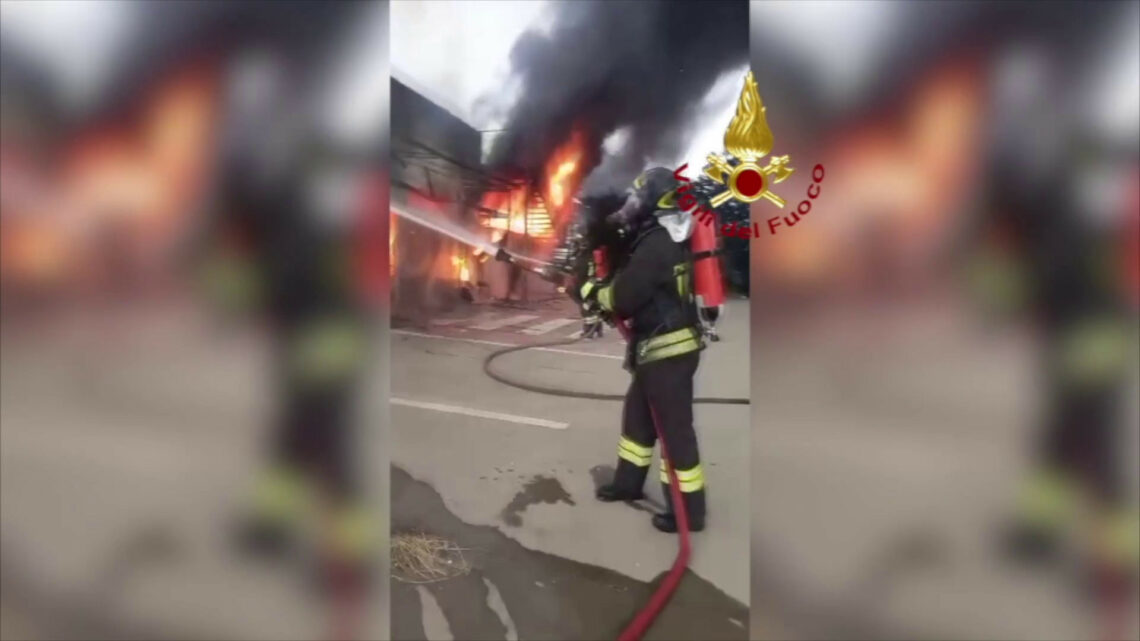 Incendio in un capannone nel cosentino, le operazioni di spegnimento Incendio in un capannone nel cosentino, le operazioni di spegnimento