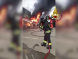 Incendio in un capannone nel cosentino, le operazioni di spegnimento