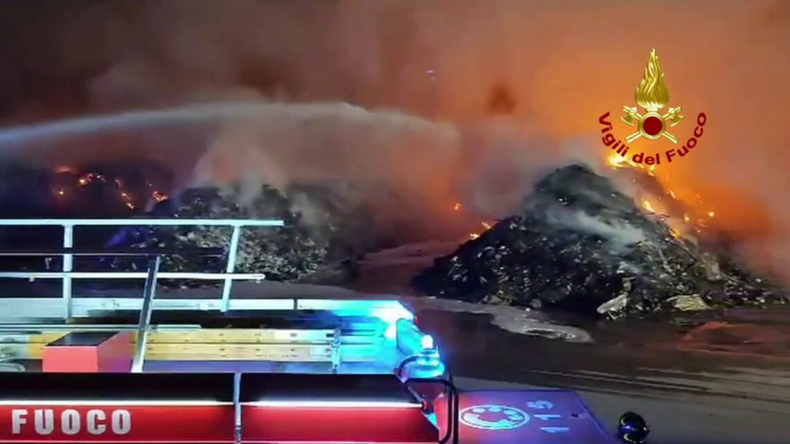 Vigili del fuoco domano incendio di rifiuti nel Ravennate Vigili del fuoco domano incendio di rifiuti nel Ravennate