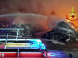 Vigili del fuoco domano incendio di rifiuti nel Ravennate