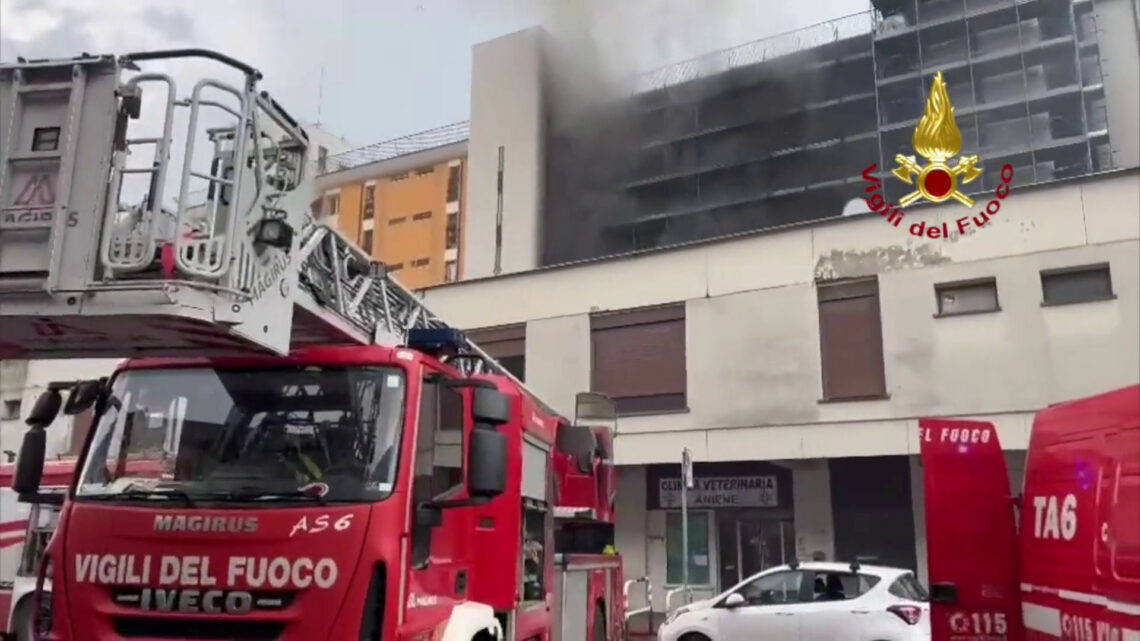 Roma, incendio in un palazzo. Un morto e nove feriti Roma, incendio in un palazzo. Un morto e nove feriti