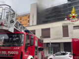 Roma, incendio in un palazzo. Un morto e nove feriti