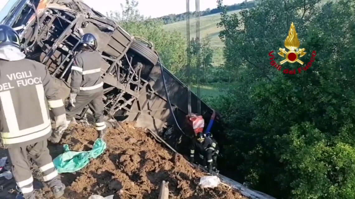 Un morto e 15 feriti in un incidente sull’A16, bus finisce in scarpata Un morto e 15 feriti in un incidente sull’A16, bus finisce in scarpata