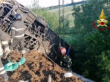 Un morto e 15 feriti in un incidente sull’A16, bus finisce in scarpata